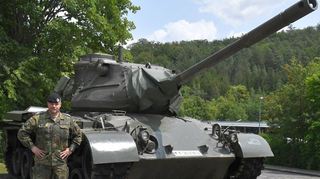 Bereit zum Abmarsch: Oberstleutnant Andreas Kirchner rückt mit Teilen des Panzerbataillons 363 aus der Hardheimer Carl-Schurz-Kaserne ab, um mit den Soldaten im Rahmen der Nato-Mission für etwa ein halbes Jahr in Litauen stationiert zu sein.