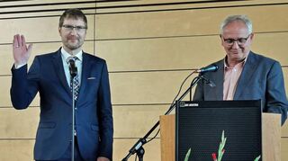 Die Verpflichtung des neuen Werbacher Bürgermeisters Georg Wyrwoll (links) übernahm Bürgermeisterstellvertreter Michael Zwingmann.
