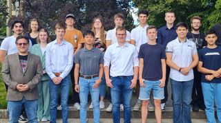 Die erfolgreichen Absolventen des Berufskollegs Technik mit Abteilungsleiter Karsten Heiß, Klassenlehrer Stefan Bauer sowie den Fachlehrern Ina Baumann, Melanie Borg und Tobias Schmid.