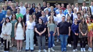 52 Schülerinnen und Schüler der drei Abschlussklassen des dreijährigen Wirtschaftsgymnasiums an der Frankenlandschule haben das Abitur in der Tasche.