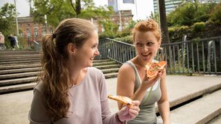 Pizza begeistert mit ihrem Geschmack an jedem Ort.