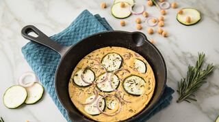 Köstliche Socca Pizza aus Kichererbsenmehl mit Zucchini, Rosmarin und roten Zwiebeln.