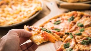 Neapolitanische Pizza kann lecker und vegetarisch sein, mit frischen Gemüsebelägen.