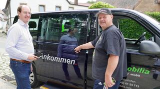 Lauda-Königshofens Bürgermeister Dr. Lukas Braun (links) testete selbst die Möglichkeiten mit einem Ruftaxi über den Tarifverbund des VRN im Stadtgebiet auch an weiter entfernte Stadtteile zu gelangen.