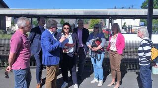 Die Frankenbahn sowie deren Verkehrs- und Bahnhofinfrastruktur standen im Mittelpunkt eines Infobesuchs der Bundes- und Verkehrspolitikerin Isabel Cadematori. Am Bahnhof Königshofen unter anderem mit Landrat Christoph Schauder (Dritter von links) und Bürgermeister Dr. Lukas Braun (Zweiter von links).