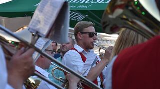 Drei Schläge brauchte Bürgermeisterin Anette Schmidt, dann floss das Bier zum Auftakt des 47. Altstadtfestes bei allerschönstem Sonnenschein.