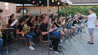 Das Serenadenkonzert der Musikschule Werbach kam beim Publikum sehr gut an. Das Blasorchester Welzbach-Tauber erfreute dabei mit bekannten Melodien.