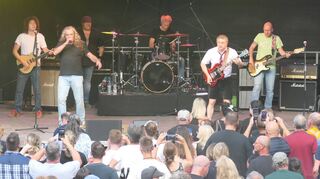 Die bekannte Coverband AB/CD begeisterte am Samstag bei ihrem Konzert im Wertheimer Burggraben mit der Musik ihrer Vorbilder von AC/DC.