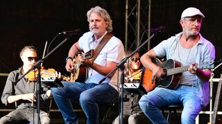 Hits von Simon & Garfunkel erklangen auf der Wertheimer Burg beim Konzert des Duos Graceland, verstärkt durch Streicher, Schlagzeug und Bassgitarre.