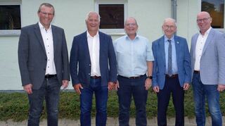 Herbert Münkel (Zweiter von rechts) wurde aus dem Aufsichtsrat der Energiegenossenschaft verabschiedet und mit der Silbernen Ehrennadel ausgezeichnet.