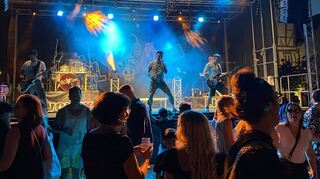 Gute Laune herrschte auf den Bühnen der Kreisstadt am Samstagabend. Auf dem Marktplatz heizten „VolXXLiga“ den Gästen ein und sorgten für Stimmung.
