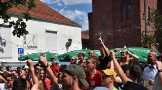 Beim Bierpong-Wettbewerb der Jungen Union geht am Samstagnachmittag alljährlich die Post ab. Die Mannschaften werden lautstark angefeuert.