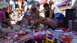 Bunt und vielseitig präsentierte sich der Kinderflohmarkt am Samstag und Sonntag. Wer früh dran war, sicherte sich ein Schattenplätzchen.