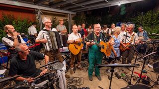 Im Markelsheimer Fronhof fand am Freitag der 6. Hohenloher Mundartgipfel statt. Unser Bild zeigt das Finale mit Annâweech, Ernst & Ernst, Iwwerzwerch, Johkurt und Paulaner, Kurt Klawitter und die Mouschdpiloten, Werner Pikulski, Praxis sowie Jakobs Stubenmusik.
