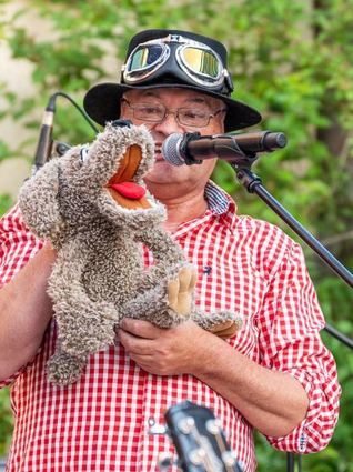 Der Hohenloher Barde Kurt Klawitter mit seinem singenden Hund.