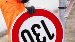 Ein generelles Tempolimit gibt es auf deutschen Autobahnen nicht. In Europa gelten zwischen 90 und 140 km/h.
