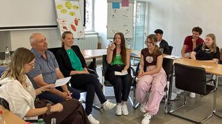 Schüler der Weikersheimer GMS im Gespräch mit Bürgermeisterstellvertreter Norbert Beck und Kämmerin Melanie Dietz (Zweiter und Dritte von links).
