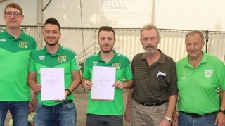 Ehrungen des Badischen Fußballverbandes nahm Klaus Zimmermann im Beisein von Fußballabteilungsleiter Reinhold Klingmann vor (Bild links). Sandro Lutz und Nico Pasour wurden verabschiedet (Mitte). Verabschiedet wurde auch Platzkassierer Günther Griebaum (Bild rechts).