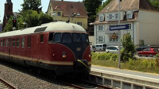 Der historische Schnelltriebwagen VT 12 506 / 507 „Stuttgarter Rössle“ aus dem Jahr 1957 bei der Einfahrt auf Gleis 2 im Bahnhof Tauberbischofsheim.