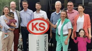 Familie Schnell, Bürgermeister Hehn und Olivier Jonnette, Leiter KS Frankreich, bei der Geschenkübergabe zum Jubiläum.