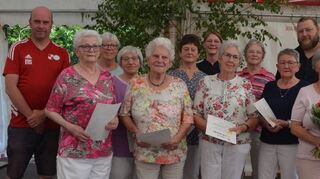Nach den SVW-„Gold“-Ehrungen (von links): Matthias Schüßler, Karin Egenberger, Rita Henn, Hedwig Schork, Christa Nawotka, Irene Koller, Nicole Benz-Schüßler, Annemarie Egenberger, Maria Schüßler, Erna Grimm, Adrian Weber und Renate Mackert sowie (Bild rechts) nach den BFV-Ehrungen (von links): Matthias Schüßler, Adrian Weber, Daniel Schell, Niklas Schnorr, Fabian Henn, Wolfgang Lindenmaier, Christian Schäfer, Reinhard Mairhofer, Nicole Benz-Schüßler und Joachim Farrenkopf.