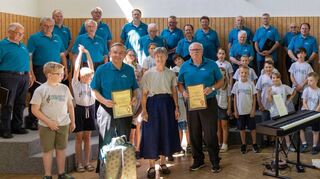 Bei der Matinee des MGV Gerichtstetten gemeinsam mit der „Singenden Grundschule“ standen auch Ehrungen an. Dabei wurde – im Beisein von Anke Hentschel, die es versteht, die Kinder für den Gesang zu begeistern – das langjährige Engagement von Dieter Kaiser und Lothar Fischer gewürdigt.