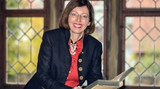 Freifrau Yvonne von Bibra liest bei einer Veranstaltung im Wildbad aus Briefen und Texten von Heinrich Heine.