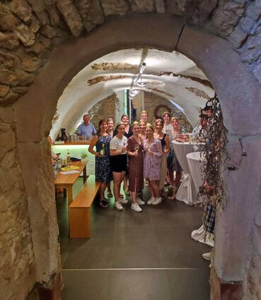 Die Weinprinzessinnen der Umgebung machten beim „Daddinga Weipfadla“ am Sonntag bei ihrem Rundgang gerne in den kühlen Kellern Rast.
