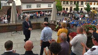 Thomas Ludwig (Vorsitzender des Gemeindetags) gratuliert Meikel Dörr zu seinem Wahlsieg. Viele Menschen waren gekommen, um der Ergebnisverkündung auf der Schlosstreppe beizuwohnen.