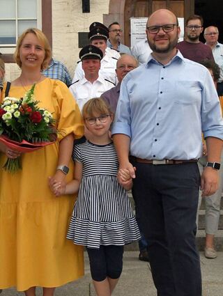 „Familie Bürgermeister“: Meikel Dörr freut sich zusammen mit seiner Frau Kathrin und seinen beiden Töchtern über den Wahlsieg in Walldürn.