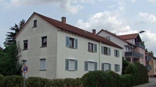 Weiter sind die Planungen in der Kolpingstraße. Etwas größer, aber vergleichbar zum bereits fertig gestellten Objekt nebenan soll der Neubau werden.