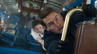 Tom Cruise als Ethan Hunt und Hayley Atwell als Grace haben im Orientexpress mit der Schwerkraft zu kämpfen. Der Film kommt am 13. Juli ins Kino.