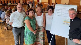 Informierten über die Veränderungen der Kirchenentwicklung (von links): Pfarrer Ralph Walterspacher, Pastoralreferentin Mechthild Prause, Gemeindereferentinnen Verena Stang und Patricia Merkel sowie Pfarrer Stefan Märkl.