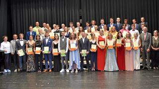 Zahlreiche Abiturienten des Burghardt-Gymnasiums erhielten extrene sowie interne Preise am Abiball überreicht. Der gesamte Jahrgang würdigte dies mit Jubel und Applaus.