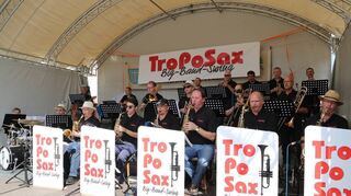 Beim Frühschoppen des Sommerfestes spielt an diesem Sonntag die Big Band „TroPoSax“ am Mainkai.