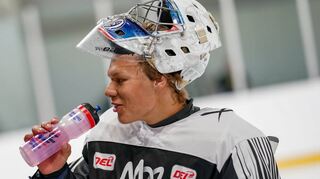 Arno Tiefensee bekommt vom Eishockey nicht genug. Der junge Adler-Torhüter ist gerade erst vom Camp für Nachwuchsspieler aus Dallas zurückgekehrt, seit Montag steht er wieder in Mannheim mit vielen Talenten auf dem Eis.