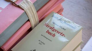 Beleidigung gilt als Straftat und kann mit bis zu zwei Jahren Gefängnis oder Geldstrafe geahndet werden, wenn diese im öffentlichen Raum erfolgt. Wer Hinweise zu dem Vorfall während des Altstadtfestes in Tauberbischofsheim im Klosterhof geben kann, soll sich mit dem Polizeirevier in Verbindung setzen.