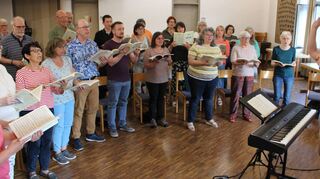 Konzentriert probt der Projektchor die „Petite Messe solennelle“ von Gioachino Rossini, um sie am 12. November in der Stiftskirche aufzuführen.