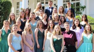 Die Abiturientinnen und Abiturienten des Sozialwissenschaftlichen Gymnasiums (SG/links) und des Ernährungswissenschaftlichen Gymnasiums (EG) der Beruflichen Schule für Ernährung, Pflege, Erziehung Bad Mergentheim.