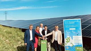 Die Photovoltaik-Freiflächenanlage auf der ehemaligen Erddeponie Fichtengrund wurde offiziell in Betrieb genommen. Das Bild zeigt (von links) Harald Endreß (Geschäftsführer ZEAG Erneuerbare Energien GmbH), Bürgermeisterin Anette Schmidt, Franc Schütz (Vorstand der ZEAG Energie AG), Landrat Christoph Schauder und Tobias Wurm (Geschäftsführer Energieagentur Main-Tauber-Kreis).