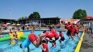 Im und neben dem Wasser war die Poolparty ein voller Erfolg und die Teilnehmer hatten richtig Spaß.