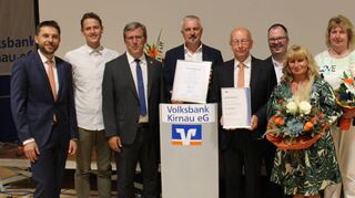 Das Ehepaar Eckert (Fünfter und Siebte von links) mit den Offiziellen der Volksbank Kirnau.