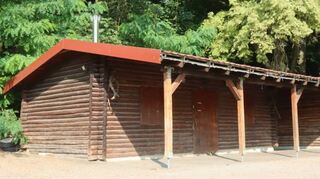 An der Blockhütte sind umfangreiche Renovierungsarbeiten geplant.