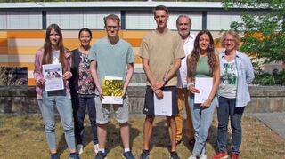 Die jeweiligen Klassensieger und FN-Gesamtsieger Finn-Luis Weckesser mit den beteiligten Lehrkräften.