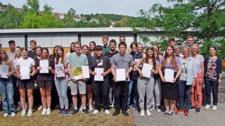 Die für ihre Teilnahme ausgezeichneten Klassen der Kaufmännischen Schule Bad Mergentheim mit ihren Lehrkräften und Projektleiter Wolfgang Berger.