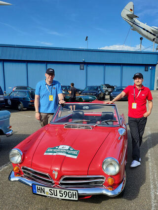 Nico Siebeck (Audi Tradition, rechts) und Fabian Greulich (Fränkische Nachrichten) mit dem NSU Wankel Spider mit der Startnummer 41.