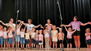 „Wir sind die Kinder von Artikus, das ist unsere Welt“ – die buntgewürfelte Truppe fröhlicher Kinder singt und spielt sich in die Herzen der Besucher.