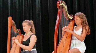 Elfenmusik – zarte Harfenklänge von Schülerinnen der Musikschule Hohenlohe.