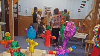 Im Kindergarten Oberbalbach haben Kinder mit und ohne Handicap die Werke, die sie gemeinsam geschaffen haben, bei einer Vernissage gezeigt.