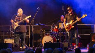Andreas Kümmert hatte in Wertheim quasi ein Heimspiel: Auf der Bühne überzeugte er gemeinsam mit seinem Gitarristen Stefan Kahne und seinem Drummer Michael Germer.